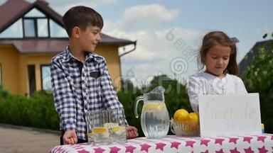 <strong>两</strong>个小孩在阳光明媚的日子里在自制的柠檬水摊上卖柠檬水，上面写着一个<strong>企业</strong>家的价格标志